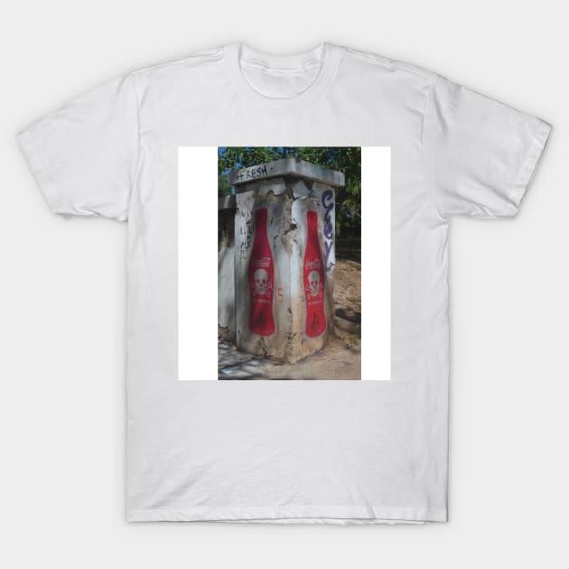 Coca cola es veneno T-Shirt by Ilustraciones